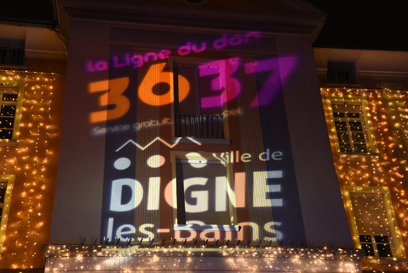 3637 sur la façade de l'Hôtel de Ville de Digne-les-Bains pour le lancement du Téléthon 2020